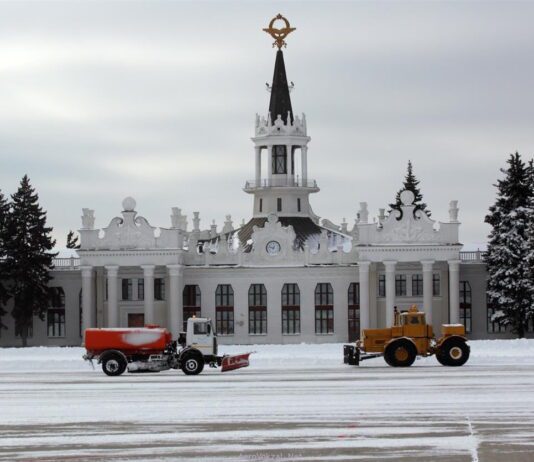 Як вправляється зі снігом аеропорт Харкова