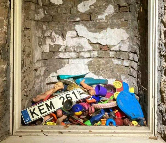 Мусор из рек Харькова отвезли в Киев на арт-выставку