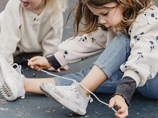 Как выбрать идеальные кроссовки для девочки: гид для заботливых родителей